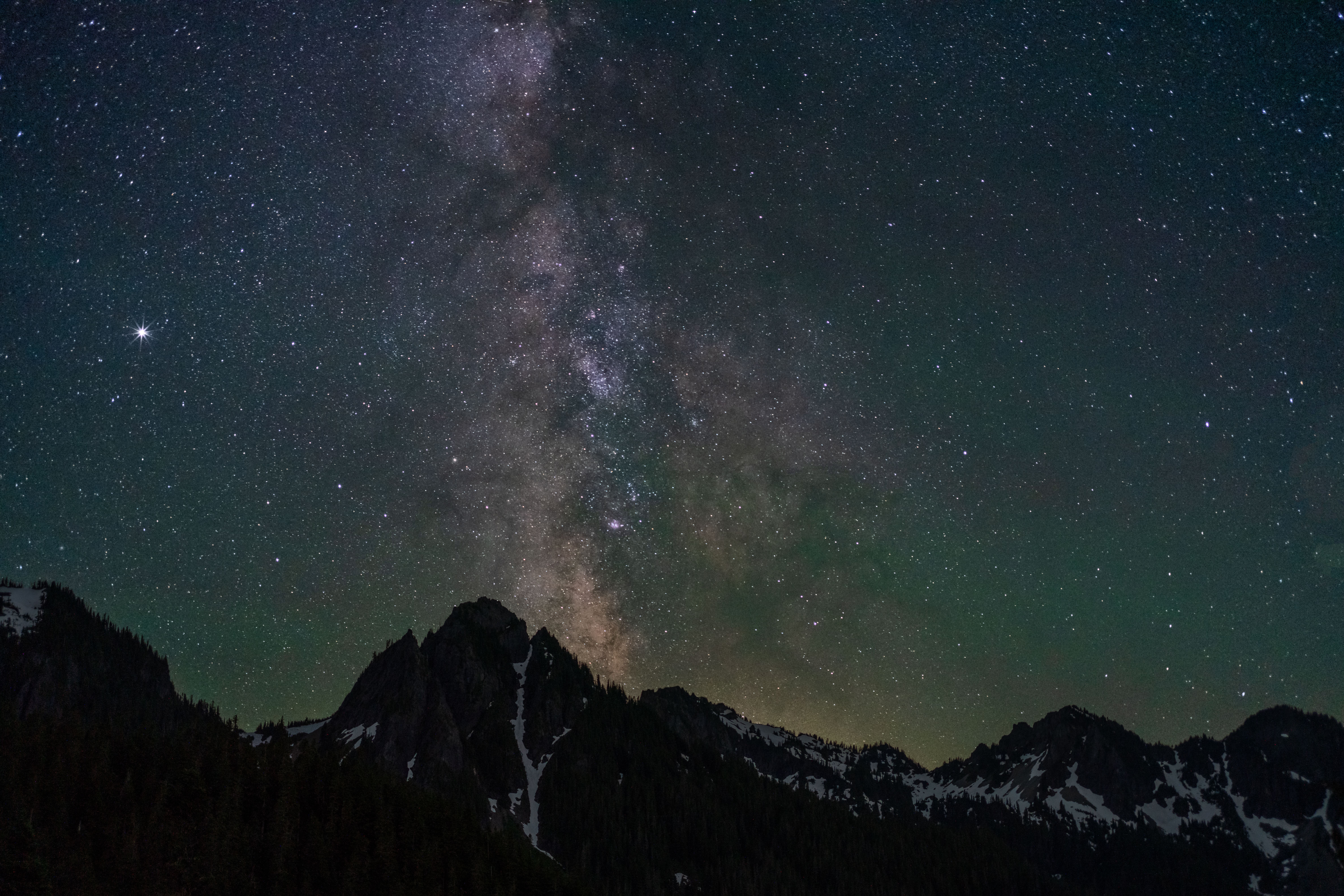 满天繁星与银河映衬着群山