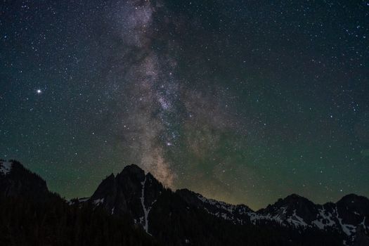 满天繁星与银河映衬着群山