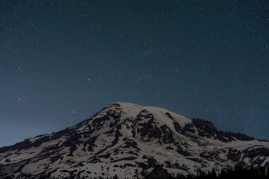 星空照亮了华盛顿州白雪覆盖的雷尼尔山