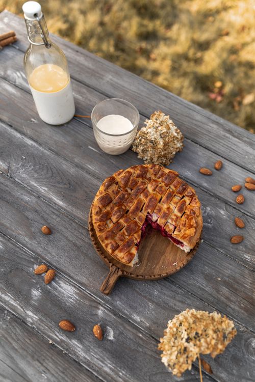Free A delicious homemade pie on a wooden table with autumn ambiance, ideal for food and seasonal promotions. Stock Photo