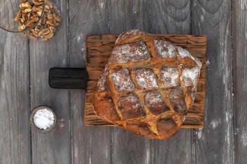 Ücretsiz ahşap kesme tahtası, ahşap masa, ekmek içeren Ücretsiz stok fotoğraf Stok Fotoğraflar