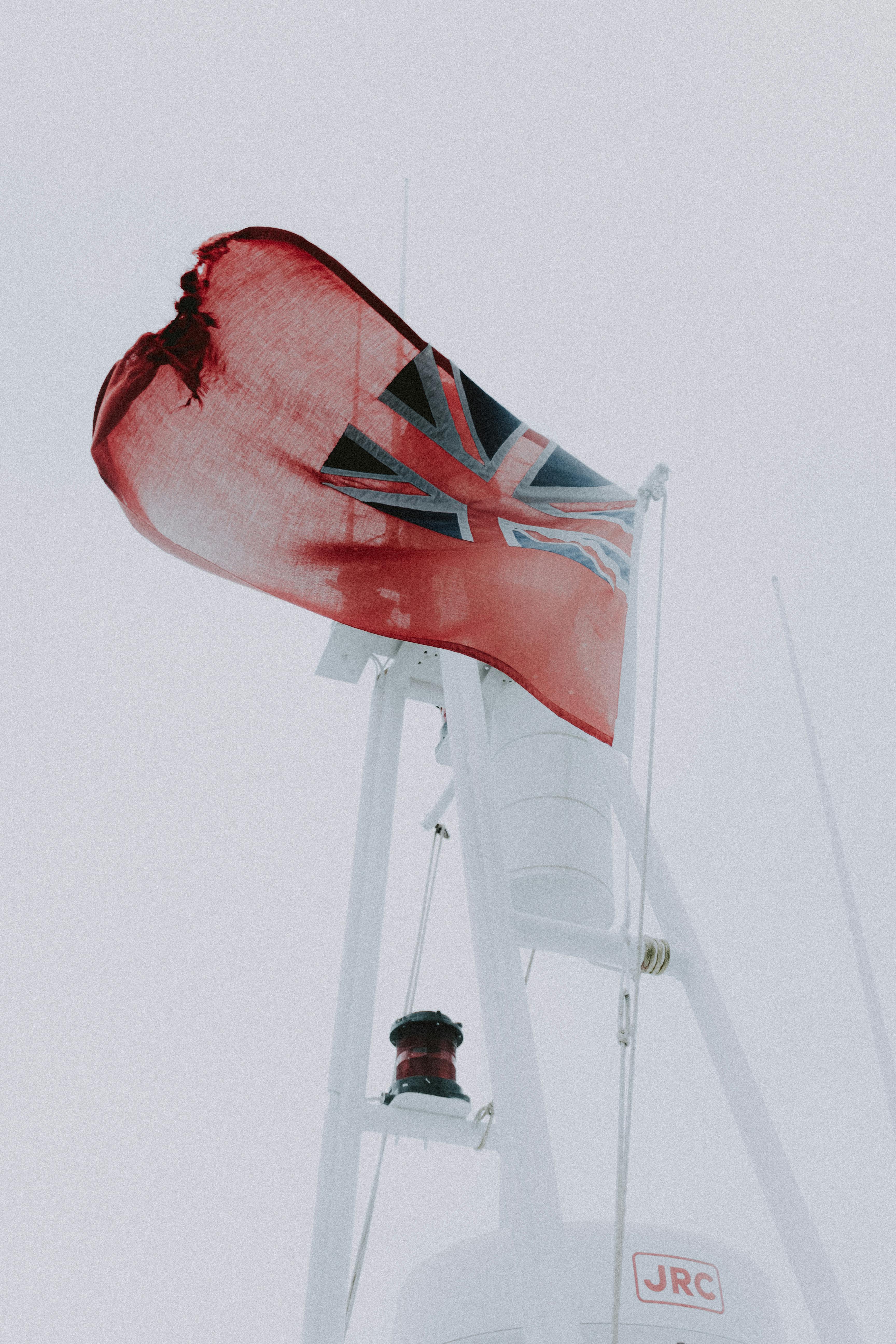 What is red flag in relationship?