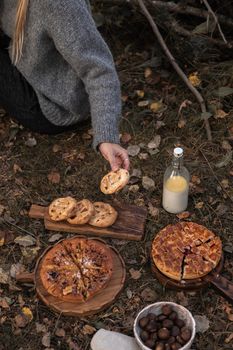 在树林里享用自制的馅饼和牛奶，是舒适的秋天野餐，适合户外美食爱好者