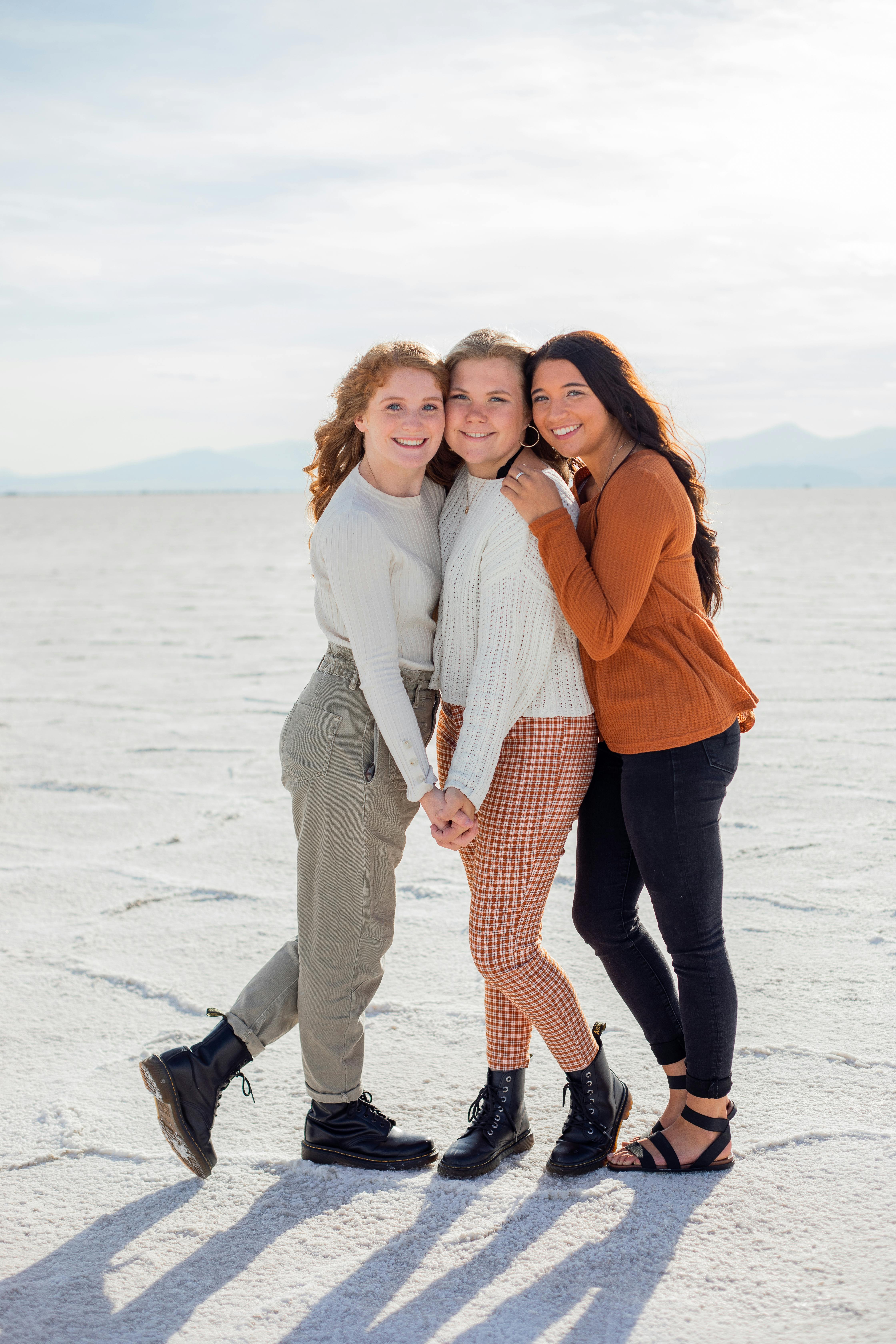 Foto De Personas Sonriendo Y Posando Para Una Foto · Foto de stock gratuita Foto De Personas Sonriendo Y Posando Para Una Foto · Foto de stock gratuita