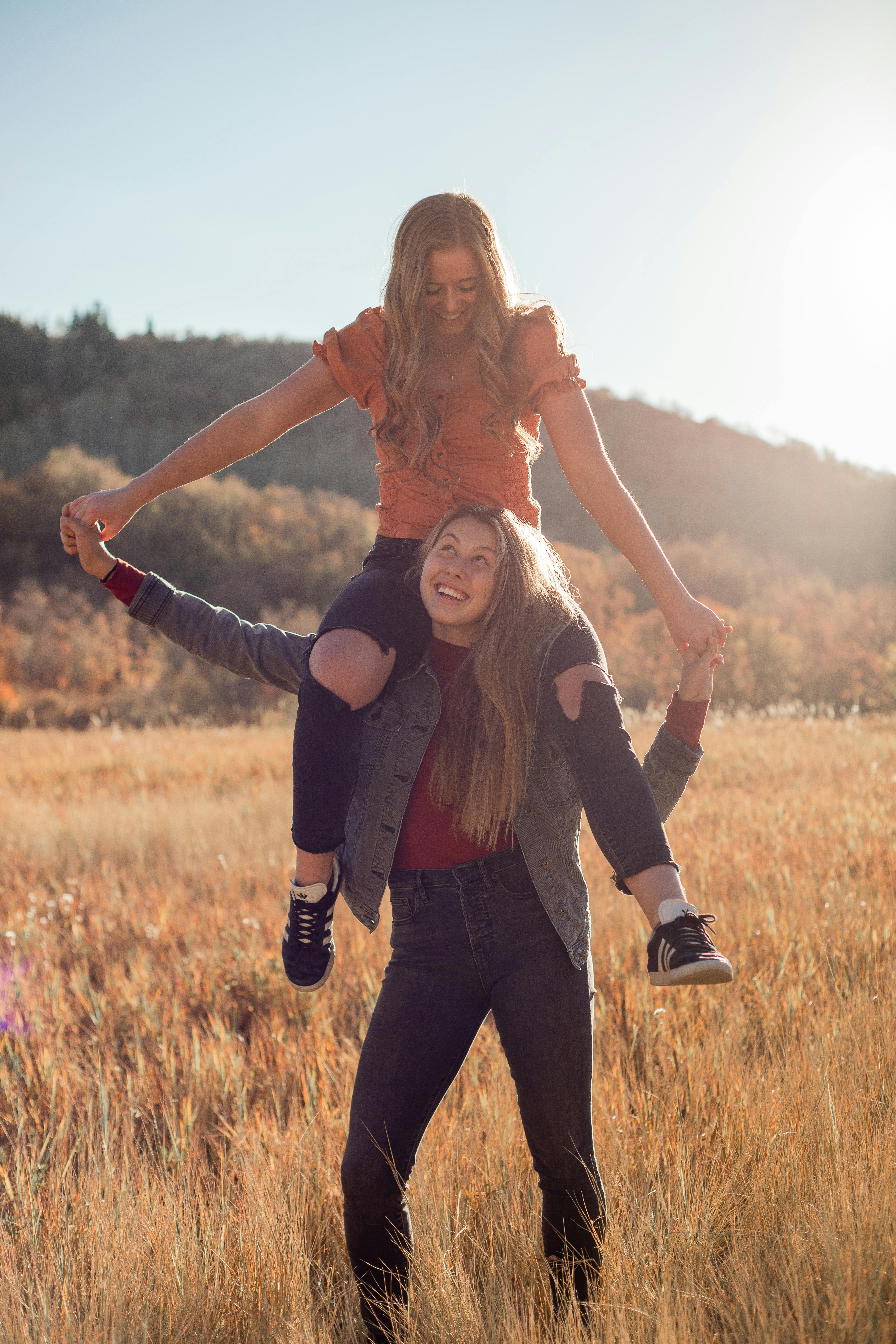 10 Poses For A Photoshoot With Your Best Friend | Willow Street Pictures