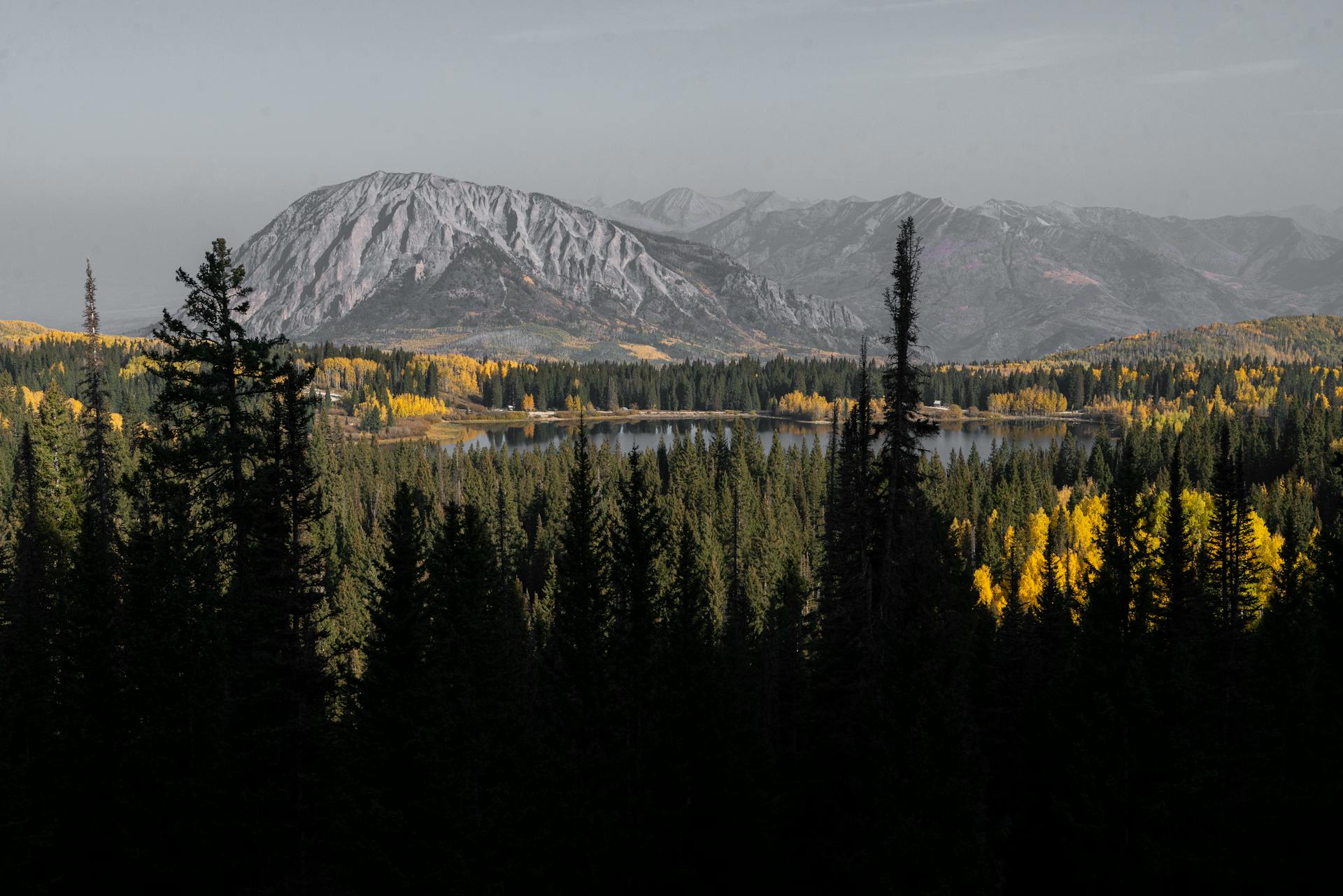 Scenic view of Crested Butte in autumn with colorful forests and mountains.