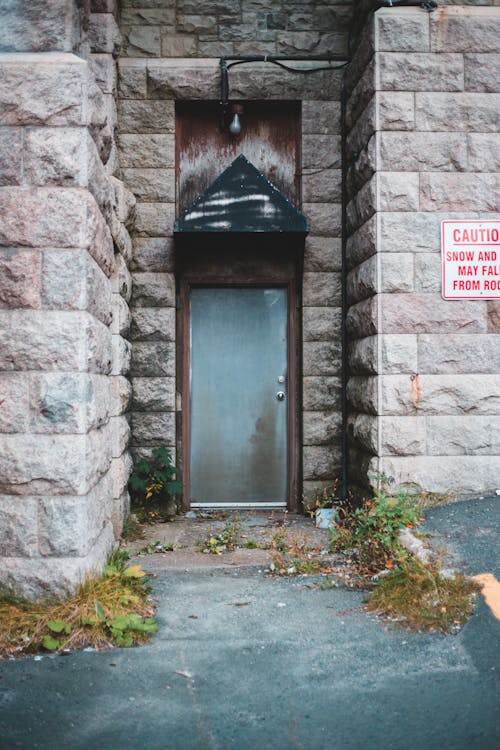 Free Entrance of old stone building in daytime Stock Photo