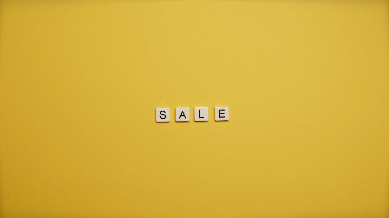 Kostenloses Stock Foto zu briefe, gelbem hintergrund, plastikbuchstaben