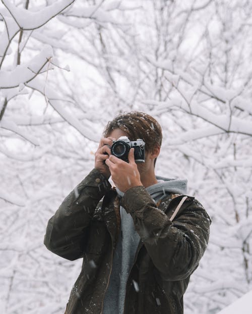 Fotógrafo Masculino Tirando Foto Na Floresta De Inverno