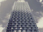 采用低角度拍摄，这座玻璃立面的未来主义摩天大楼高耸入云