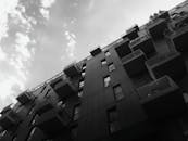 低角度镜头拍摄的现代城市建筑，带有黑白阳台