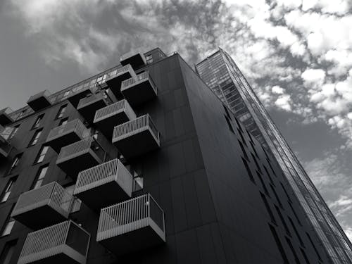 無料 高層ビル構造のグレースケールおよびローアングル写真 写真素材