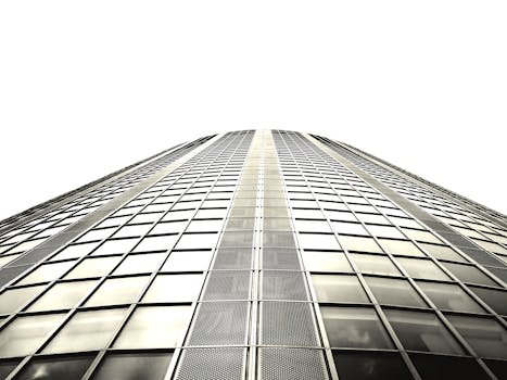 低角度镜头拍摄一座具有玻璃立面和钢结构的现代摩天大楼