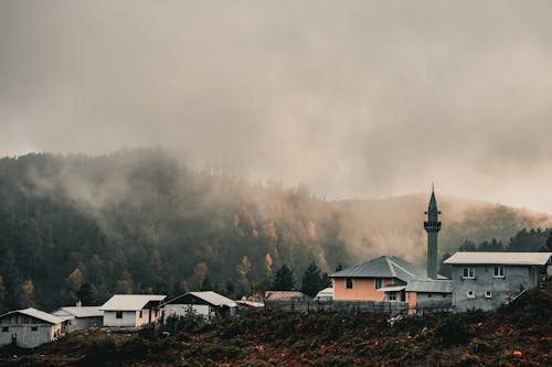 Foto profissional grátis de aldeia de montanha, alvorecer, cair da noite