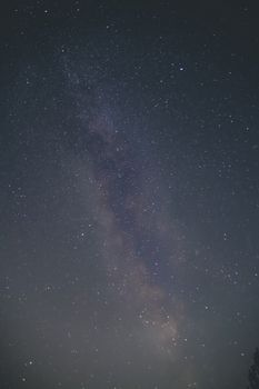 银河系照亮夜空的景象令人惊叹