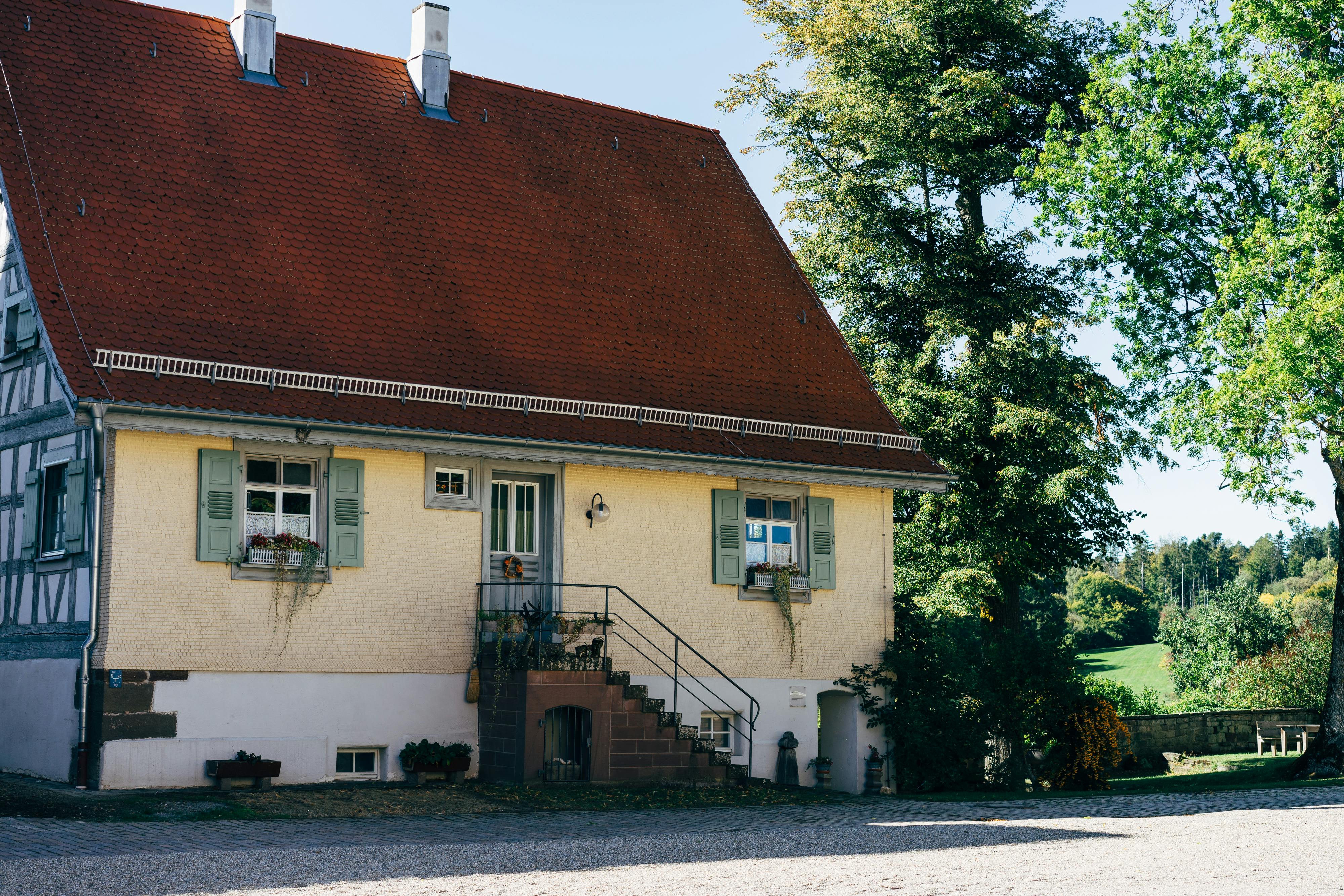 Should I Sell My House or Rent It Out in 2026? — Photo by Markus Winkler on Pexels