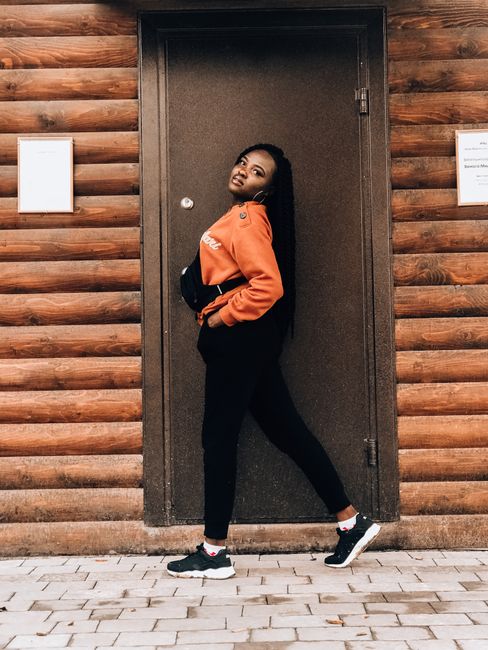 Turuncu sweatshirt ve siyah pantolon, bugün rahat hareket etmek öncelikli 👟
#günlükkombin #orange #sweatshirt #sneakers