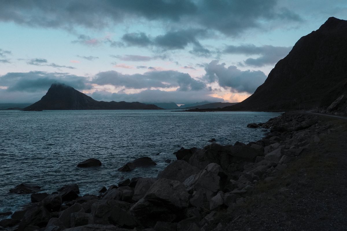 Red rorbuer cabins below Lofoten peaks