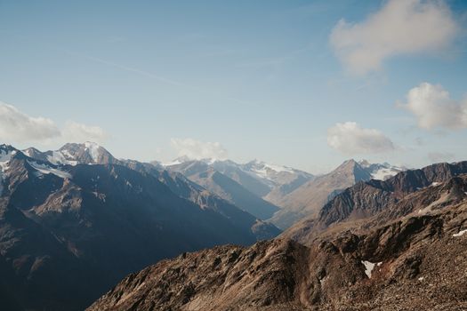 晴天高地上，地形粗糙的岩石顶和陡坡构成了一幅风景