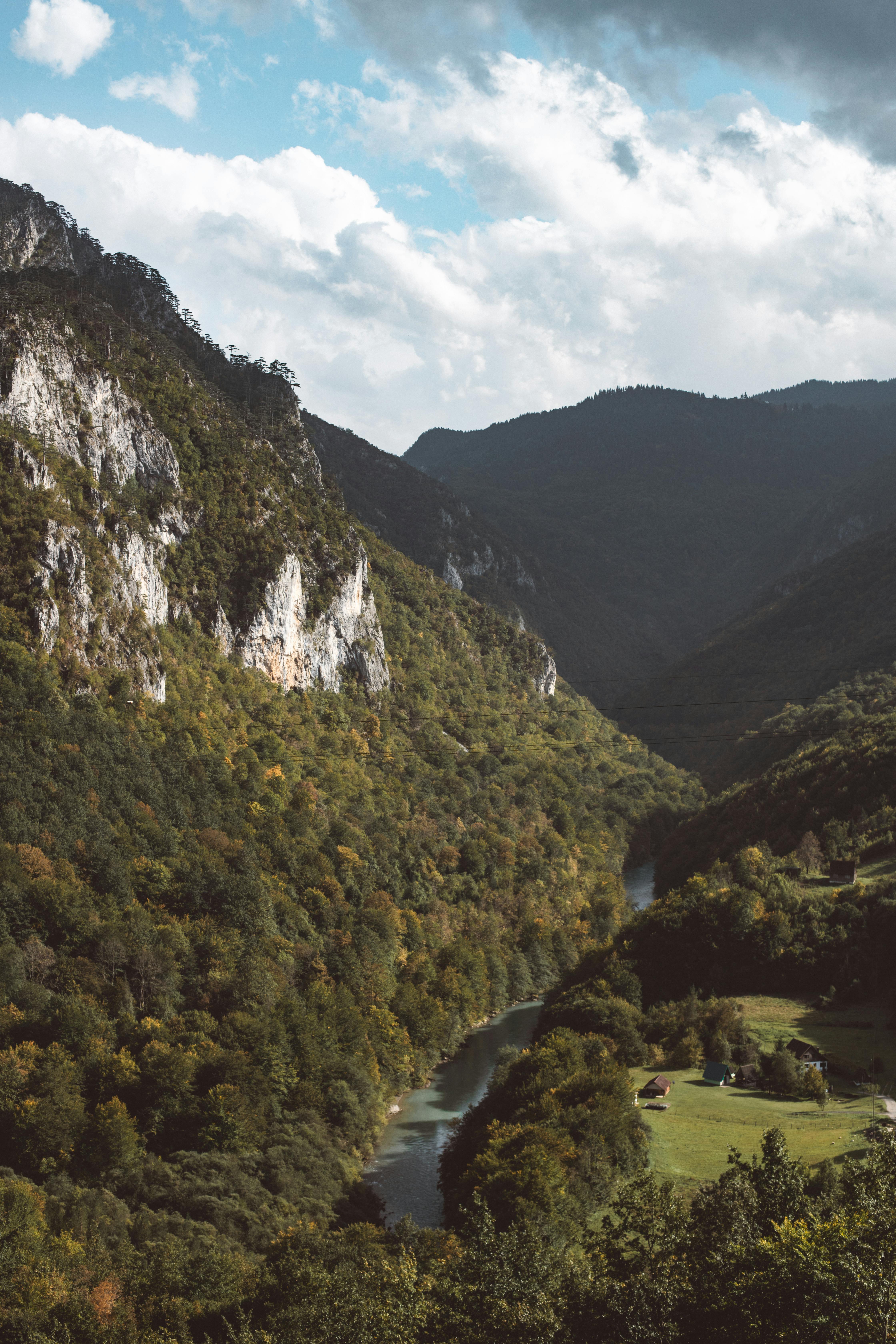 郁郁葱葱的山谷和宁静的河流景色，非常适合自然爱好者