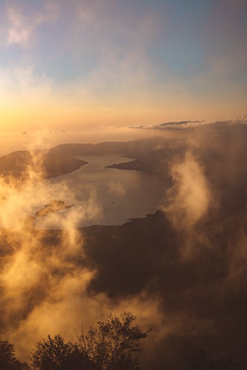 bezplatná Základová fotografie zdarma na téma hory, jezero, mlha Základová fotografie