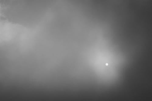 Základová fotografie zdarma na téma černobílý, měsíc, šedé mraky