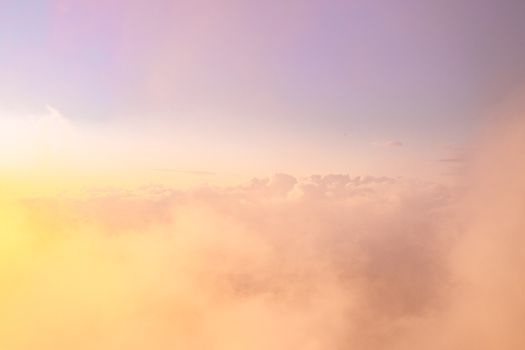 黄昏时分，宁静的天空中金色的云彩展现，唤起平静与安宁