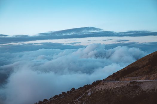 黄昏时分，高海拔山地云层的风景