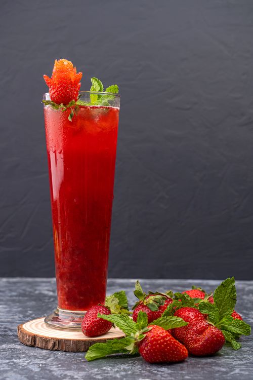 Mocktail fraise-basilic sans alcool, boisson rose avec fraises et menthe
