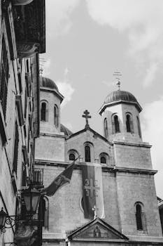 一张宁静的黑白照片上，是一座带有圆顶和十字架的塞尔维亚东正教教堂