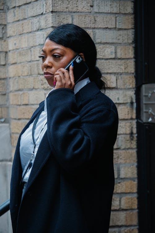 Confiant Jeune Employée Noire Parlant Sur Smartphone Sur Rue