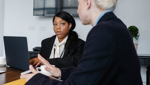 Multiethnische Frauen Diskutieren Geschäftliche Fragen Im Büro