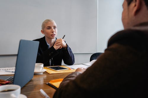 Ernstige Collega's Die In Een Modern Kantoor Werken