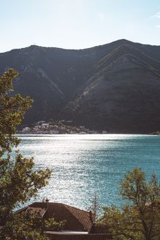 群山映衬着宁静的湖，蓝天清澈，风景秀丽