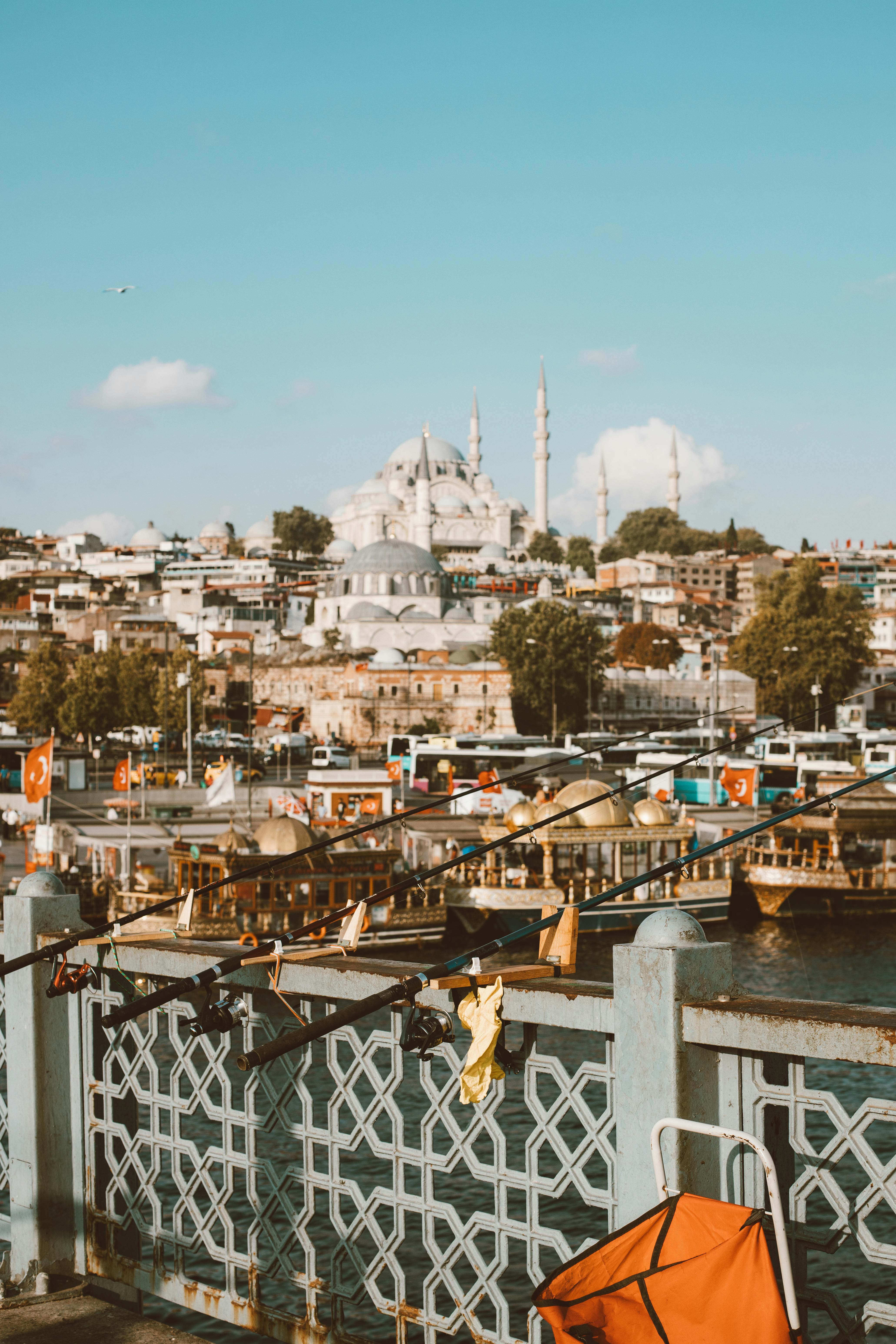 在伊斯坦布尔的天际线上，有一座著名的清真寺，而加拉塔桥上则垂着钓鱼竿