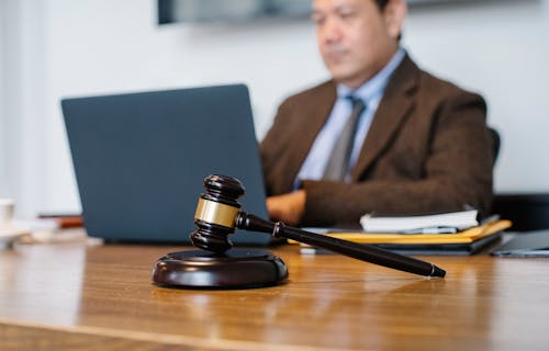 Juiz Asiático Trabalhando Em Um Laptop No Escritório