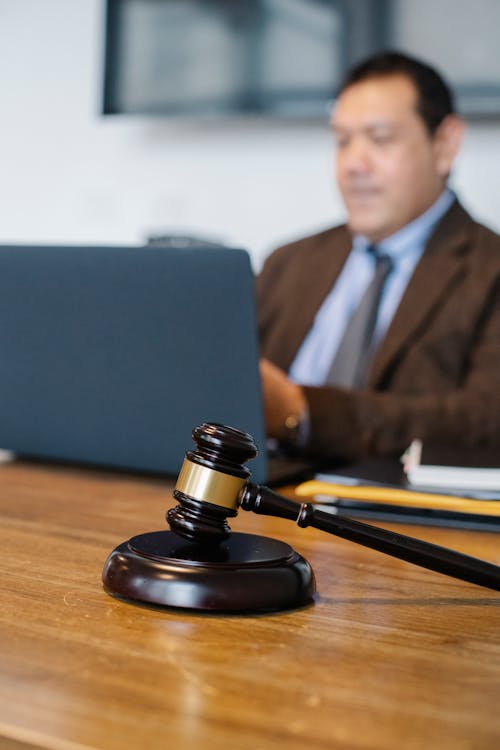 Mannelijke Advocaat Bezig Met Laptop In Kantoor