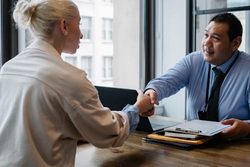 Gratis Empresario Ã©tnico Un ApretÃ³n De Manos Del Solicitante En La Oficina Foto de stock