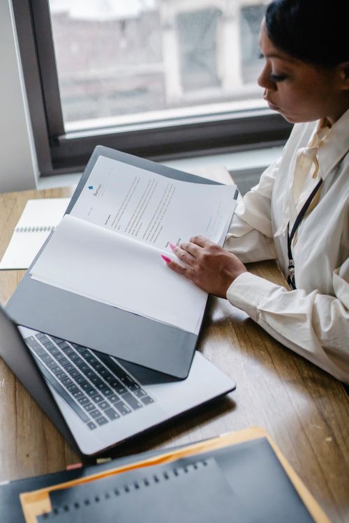 Zwarte Vrouw Die Met Documenten In Bureau Werkt