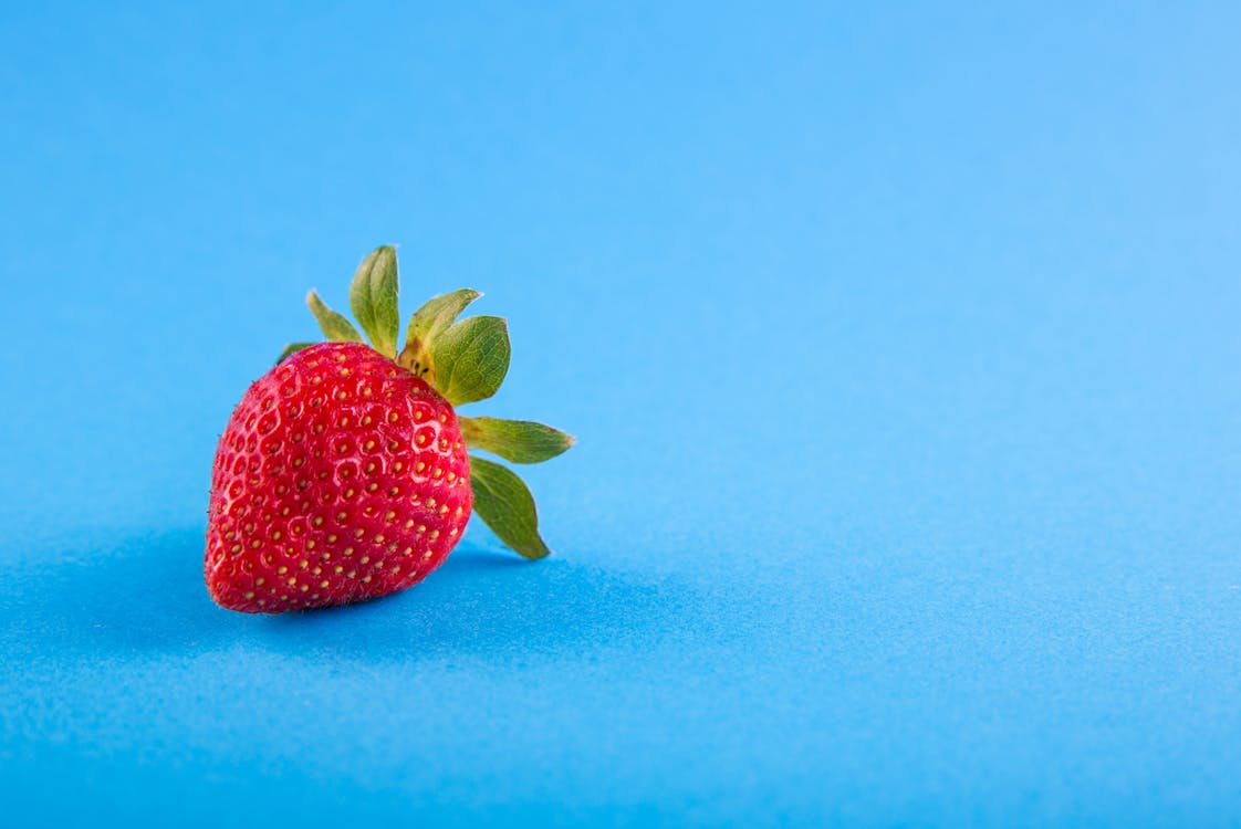 蓝色表面上的草莓
