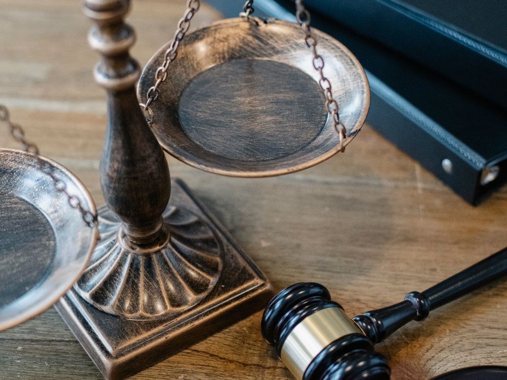 법의 저울과 판사봉 — 수사권과 기소권의 균형을 상징하는 이미지