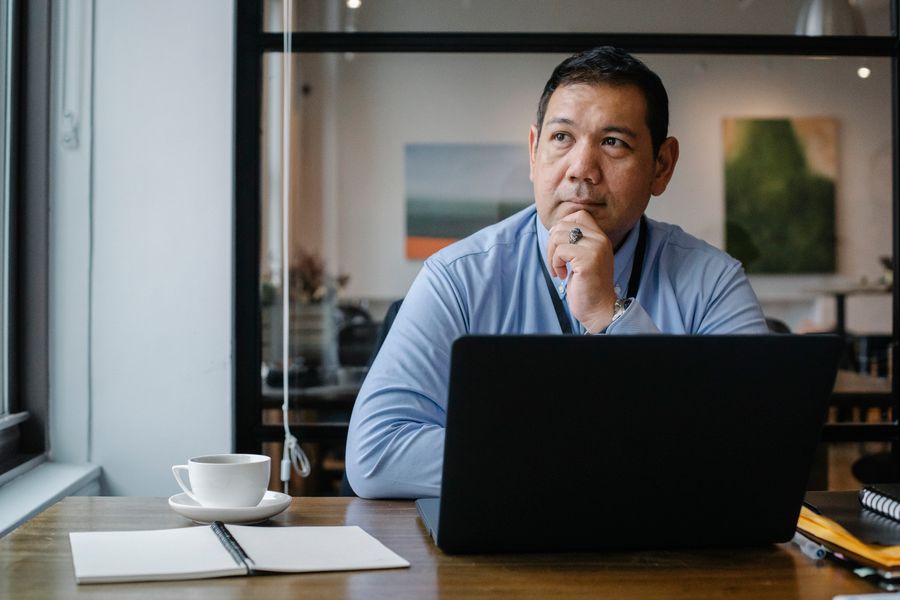 Profesionales de distintos mercados negociando un acuerdo