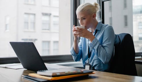 Vrouwelijke Manager Koffie Drinken Op De Werkplek