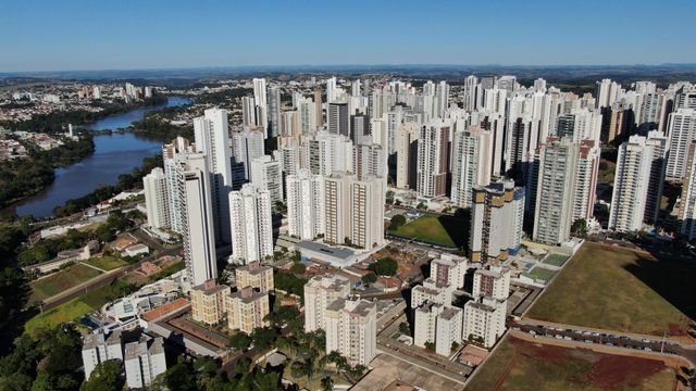 Aerial view of high-rise buildings in Colina Verde, Brazil during daytime.