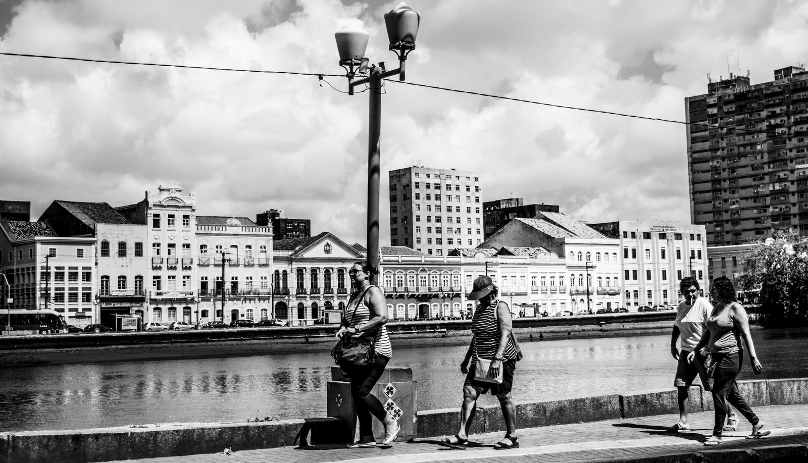 Pessoas caminhando em calçada do centro urbano