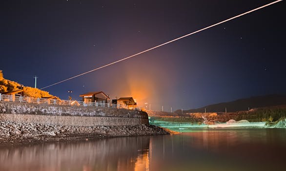 宁静的夜晚，房屋在平静的湖边反射着灯光