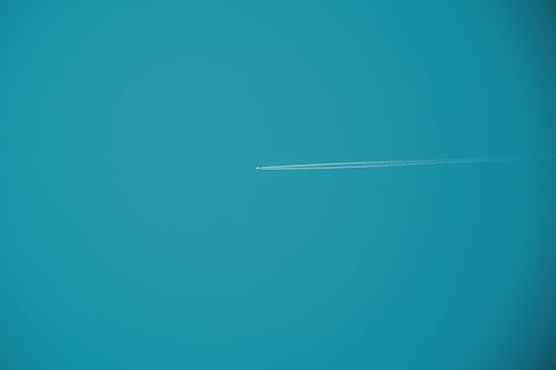 Gratis stockfoto met blauwe lucht, contrails, vliegen Stockfoto