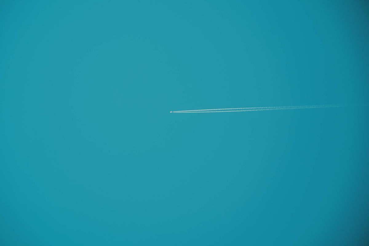 Hızla yükselen modern savaş uçağı mavi gökyüzünde