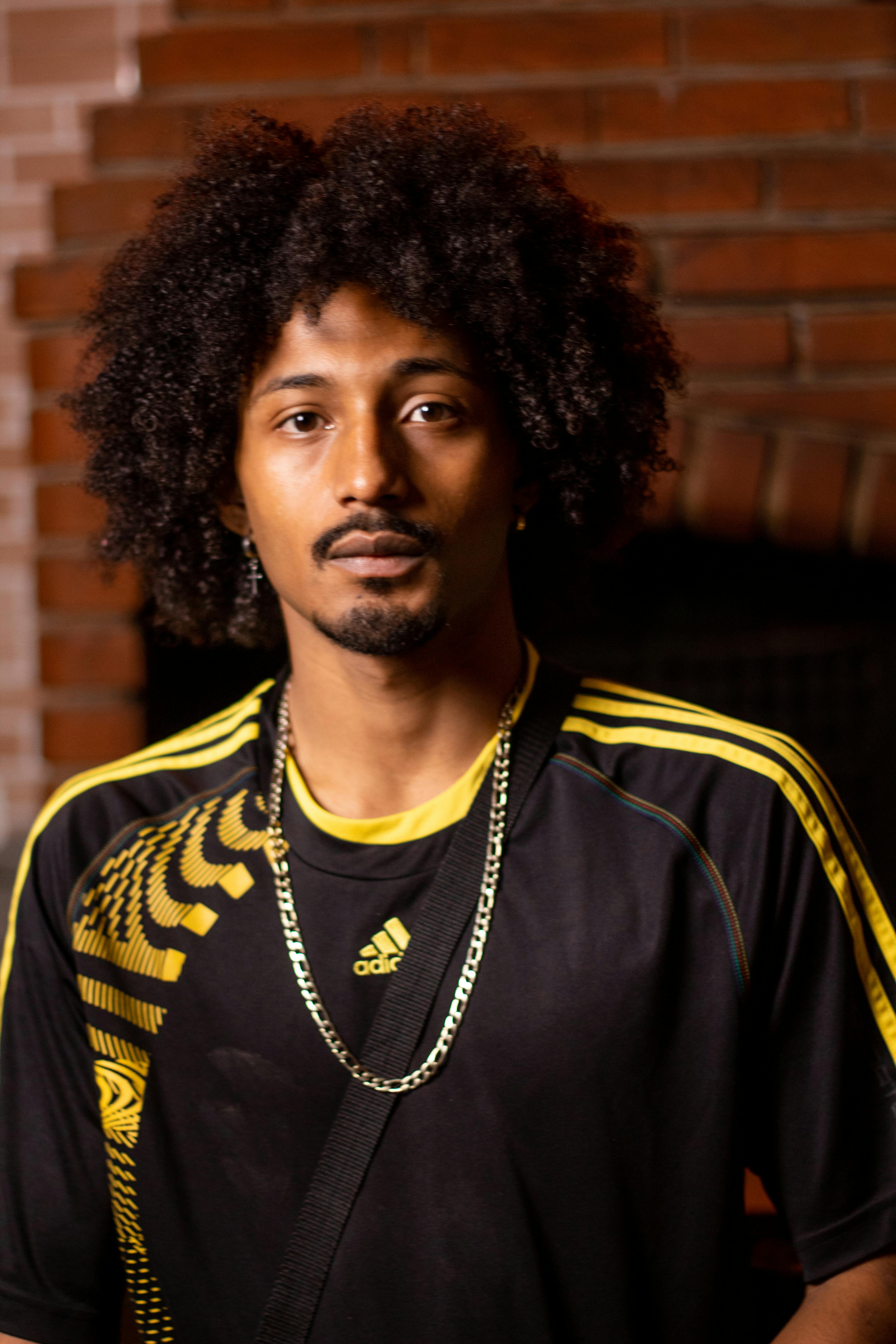 Zadarmo Fotobanka s bezplatnými fotkami na tému adidas tričko, africký pôvod, afro účes Fotka z fotobanky