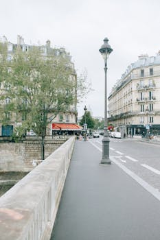 巴黎街景宁静，拥有历史悠久的建筑和优雅的路灯